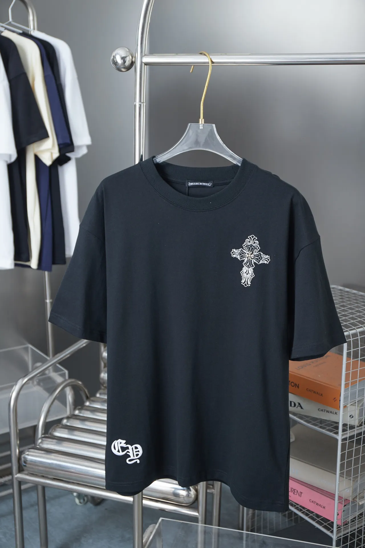 🅿️200 Ch*ome Hearte 25SS early spring new style, Croix heart patch hardware short sleeves, light luxury, essential item for daily commuting for men and women, correct version, welcome to compare, detailed features · 320g 100% pure cotton double yarn jersey fabric · Custom dyed in the same vat, special thickened 32 count double-ply 1X1 thread · Patched embroidered Chloë heart pattern ➕ tatami embroidered letter logo. Artificial hand-stitched Croxin hardware · Double-needle cross-stitching process · Original main mark, washed tag, branded moisture-proof paper packaging Color: Black/White Size: S/M/L/XL